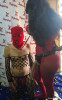 Salut à toustes et bienvenue chez PIXMANIA CAMEROUN. Une petite causerie instructive. 

Bondage dans le BDSM est une pratique qui consiste à attacher ou restreindre physiquement une personne, généralement à des fins érotiques, psychologiques ou esthétiques. C’est une composante clé du BDSM (Bondage, Discipline, Domination, Soumission, Sadisme, Masochisme) et repose sur des principes de consentement, de sécurité et de confiance mutuelle. Voici une analyse détaillée de ce qu’est le bondage, ses aspects techniques, psychologiques, culturels et éthiques.

---

### **1. Définition et principes fondamentaux**
Le bondage désigne l’art ou la pratique d’immobiliser une personne à l’aide de cordes, de menottes, de rubans adhésifs, de chaînes, ou d’autres outils. Cette restriction peut être partielle (par exemple, attacher les poignets) ou totale (immobilisation complète du corps). Dans le contexte BDSM, le bondage est souvent associé à un échange de pouvoir consenti, où une personne (le/la dominant·e) prend le contrôle, tandis que l’autre (le/la soumis·e) accepte d’être restreint·e.

**Principes clés :**
- **Consentement** : Le bondage, comme toute pratique BDSM, repose sur un accord explicite entre les participant·es. Les limites, les désirs et les signaux de sécurité (comme un safeword) sont discutés à l’avance.
- **Sécurité** : Les pratiques doivent minimiser les risques physiques (ex. : éviter les blessures dues à des cordes trop serrées) et émotionnels (ex. : respecter les limites psychologiques).
- **Confiance** : Une relation de confiance est essentielle, car le bondage implique une vulnérabilité physique et émotionnelle.

---

### **2. Aspects techniques du bondage**
Le bondage peut être simple ou extrêmement complexe, selon les outils et les techniques utilisés. Voici un aperçu des principales méthodes et outils :

#### **a. Outils du bondage**
- **Cordes** : Le bondage par cordes, souvent inspiré du *shibari* ou *kinbaku* japonais, est l’une des formes les plus populaires. Les cordes peuvent être en jute, en chanvre ou en matériaux synthétiques. Le shibari met l’accent sur l’esthétique et la précision, créant des motifs complexes sur le corps.
- **Menottes et attaches** : Plus accessibles pour les débutants, elles permettent une immobilisation rapide.
- **Ruban adhésif ou film plastique** : Utilisés pour une sensation différente, souvent moins technique que les cordes.
- **Harnais ou équipements spécialisés** : Certains utilisent des structures comme des barres d’écartement ou des points d’ancrage pour des suspensions.
- **Vêtements restrictifs** : Comme les corsets ou les combinaisons en latex, qui limitent les mouvements.

#### **b. Techniques**
- **Bondage fonctionnel** : Vise à immobiliser pour restreindre les mouvements, souvent dans un contexte de jeu de pouvoir ou de domination/soumission.
- **Bondage décoratif** : Met l’accent sur l’esthétique, comme dans le shibari, où les motifs des cordes sont conçus pour être visuellement attrayants.
- **Suspension** : Une pratique avancée où la personne attachée est partiellement ou totalement suspendue. Cela nécessite une expertise pour éviter les blessures (compression nerveuse, chute, etc.).
- **Auto-bondage** : Pratique où une personne s’attache elle-même, souvent pour explorer la sensation de restriction en solo. Cela comporte des risques accrus en l’absence de partenaire pour intervenir.

#### **c. Sécurité technique**
- **Connaissance anatomique** : Éviter les zones sensibles comme le cou, les articulations ou les nerfs (ex. : nerf radial au poignet).
- **Ciseaux de sécurité** : Toujours à portée de main pour couper les cordes en cas d’urgence.
- **Communication continue** : Vérifier régulièrement l’état de la personne attachée (circulation sanguine, confort, état émotionnel).
- **Formation** : Les pratiquant·es sérieux·ses, surtout pour le shibari ou la suspension, suivent souvent des ateliers ou apprennent auprès de personnes expérimentées.

---

### **3. Aspects psychologiques**
Le bondage ne se limite pas à l’aspect physique ; il engage profondément les émotions et l’état mental des participant·es.

#### **a. Pour la personne attachée (soumis·e)**
- **Vulnérabilité et lâcher-prise** : Être attaché·e peut créer un sentiment de sécurité paradoxal, où la personne se sent libre de s’abandonner au contrôle de l’autre.
- **Endorphines et subspace** : La restriction physique et la stimulation émotionnelle peuvent déclencher une montée d’endorphines, menant à un état euphorique appelé *subspace* (espace de soumission).
- **Exploration de fantasmes** : Le bondage permet d’explorer des désirs de contrôle, de perte de contrôle ou de vulnérabilité dans un cadre sûr.

#### **b. Pour la personne qui attache (dominant·e)**
- **Responsabilité et contrôle** : Attacher quelqu’un implique une grande responsabilité, ce qui peut être gratifiant pour celles et ceux qui aiment exercer un contrôle consenti.
- **Créativité** : Le bondage, surtout dans des formes comme le shibari, est une forme d’expression artistique.
- **Connexion émotionnelle** : La confiance accordée par la personne attachée renforce le lien entre les partenaires.

#### **c. Dynamique relationnelle**
Le bondage renforce souvent l’intimité et la communication. Les discussions préalables sur les limites et les désirs, ainsi que les soins post-séance (*aftercare*), sont essentiels pour maintenir une relation saine. L’*aftercare* peut inclure des câlins, des discussions ou des gestes pour rassurer la personne attachée après une expérience intense.

---

### **4. Contexte culturel et historique**
Le bondage dans le BDSM moderne tire ses origines de diverses influences culturelles et historiques :
- **Shibari et kinbaku** : Issus du Japon, ces arts du bondage remontent aux techniques d’immobilisation des prisonniers (*hojojutsu*) dans le Japon féodal. Le kinbaku, plus érotique, s’est développé au 20e siècle et est devenu une référence mondiale.
- **BDSM occidental** : Dans les années 1970, les communautés BDSM en Europe et aux États-Unis ont popularisé le bondage comme pratique érotique, influencées par des figures comme John Willie et des publications comme *Bizarre*.
- **Pop culture** : Le bondage a gagné en visibilité grâce à des œuvres comme *Cinquante nuances de Grey*, bien que ces représentations soient souvent critiquées pour leur manque de réalisme ou de respect des principes de sécurité et de consentement.

---

### **5. Aspects éthiques et sociaux**
Le bondage, comme tout aspect du BDSM, est parfois mal compris ou stigmatisé. Voici quelques points éthiques à considérer :
- **Consentement éclairé** : Toute pratique doit être libre, informée et révocable à tout moment. Les safewords (ex. : « rouge » pour arrêter) sont cruciaux.
- **Représentation et inclusivité** : Les communautés BDSM s’efforcent d’être inclusives, mais des efforts restent nécessaires pour combattre les stéréotypes de genre ou les discriminations.
- **Éducation** : Les pratiquant·es doivent s’informer pour éviter les risques physiques et psychologiques. Les communautés BDSM organisent souvent des ateliers ou des *munches* (rencontres informelles) pour éduquer les nouveaux·elles venu·es.
- **Stigmatisation** : Malgré une meilleure acceptation, le BDSM reste tabou dans certaines cultures. Les pratiquant·es doivent souvent naviguer entre discrétion et affirmation de leurs pratiques.

---

### **6. Risques et précautions**
Le bondage comporte des risques, surtout s’il est pratiqué sans précaution :
- **Physiques** : Compression des nerfs, coupures de la circulation, chutes lors de suspensions, brûlures par frottement des cordes.
- **Émotionnels** : Une mauvaise communication ou un manque d’*aftercare* peut entraîner des sentiments de honte, d’abandon ou de trauma.
- **Légaux** : Dans certains pays, des pratiques BDSM peuvent être mal interprétées par les autorités si le consentement n’est pas clairement établi.

Pour minimiser ces risques, il est recommandé de :
- Toujours établir un safeword ou un signal non verbal.
- Ne jamais laisser une personne attachée seule.
- Apprendre les techniques auprès de sources fiables.
- Vérifier régulièrement l’état physique et émotionnel de la personne attachée.

---

### **7. Pourquoi le bondage attire-t-il ?**
Le bondage séduit pour plusieurs raisons :
- **Exploration de la vulnérabilité** : Il permet de jouer avec des dynamiques de pouvoir dans un cadre consenti.
- **Esthétique** : Les motifs complexes du shibari ou l’aspect visuel des attaches sont souvent perçus comme de l’art.
- **Sensation physique** : La pression des cordes ou la restriction peut être agréable ou excitante.
- **Connexion intime** : Le processus de négociation, d’attache et d’*aftercare* renforce les liens entre partenaires.

---

### **Conclusion**
Le bondage dans le BDSM est une pratique riche et complexe qui combine des aspects techniques, psychologiques et émotionnels. Bien qu’il puisse sembler intimidant, il repose avant tout sur la communication, la confiance et le respect mutuel. Que ce soit pour explorer des fantasmes, exprimer une créativité artistique ou renforcer une connexion intime, le bondage offre un espace d’expérimentation unique, à condition de respecter les principes de sécurité et de consentement.

Si tu souhaites approfondir un aspect spécifique (par exemple, le shibari, les aspects psychologiques ou les ressources pour débuter), n’hésite pas à me le demander !