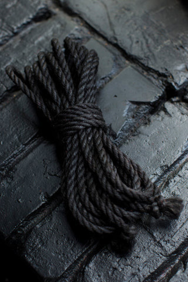 LES NUANCES DE SOUMISSION BDSM 
5. LE(LA) VRAI(E) SOUMIS(E), ESCLAVE PAR JEU

Donne le contrôle à son(sa) partenaire (d’une façon temporaire et durant certaines scènes, d’une façon brève et sous certaines limites négociées.) Trouve sa satisfaction de servir et d’être utilisé(e) par son(sa) Dominant(e), mais seulement pour le plaisir, souvent érotique. Peut aimer ou non la douleur et oui c'est d’une façon indirecte (être utilisé(e) par un(e) partenaire aux besoins sadiques et le(la) soumis(e) met peu de limites à cet aspect de la scène).

NB :👇 très important de savoir ceci : 
Le BDSM est une forme de pratique d'épanouissement personnel réservée aux adultes responsables et consentants. En d'autres termes c'est un jeu pour adultes.
_________________________
💋💋💋💋💋💋💋
N'oubliez jamais ceci : "LE SEXE FAIT JOUIR MAIS LA MANIÈRE DE JOUIR REND LE SEXE VICIEUX ET PERVERS" Déesse Ramona❤️