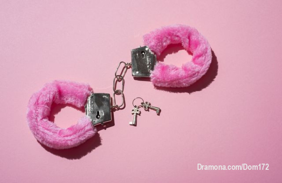 LES NUANCES DE SOUMISSION BDSM 
7. SOUMIS(E) A TEMPS PARTIEL, CONSENSUEL ET VRAI(E) ESCLAVE

A une relation avec un(e) Maître(sse) et se considère propriété du (de la) Maître(sse) en tout temps. Veut obéir et satisfaire le(la) Maître(sse) autant dans les activités quotidiennes non érotiques qu’érotiques. Va souvent consacrer de son temps à d’autres activités tel que le travaille, mais son(sa) Maître(sse) aura le premier choix sur son temps libre.

NB :👇 très important de savoir ceci : 
Le BDSM est une forme de pratique d'épanouissement personnel réservée aux adultes responsables et consentants. En d'autres termes c'est un jeu pour adultes.

_________________________
💋💋💋💋💋💋💋
N'oubliez jamais ceci : "LE SEXE FAIT JOUIR MAIS LA MANIÈRE DE JOUIR REND LE SEXE VICIEUX ET PERVERS" 
Déesse Ramona❤️