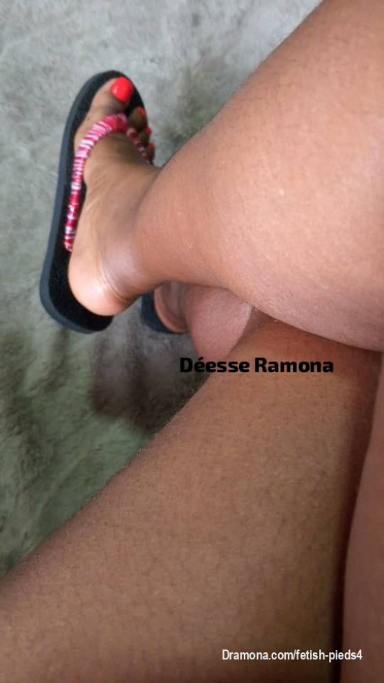 Culte d'adoration fétiche pieds de déesse Ebony Nature.
Viens ramper à mes pieds petite merde.